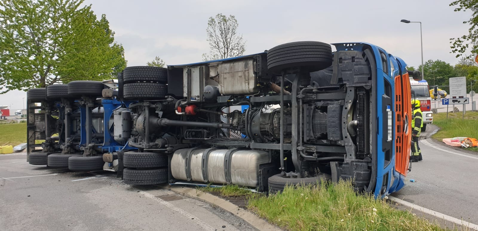 Schwerer LKW-Unfall Abfahrt A8 Suben 