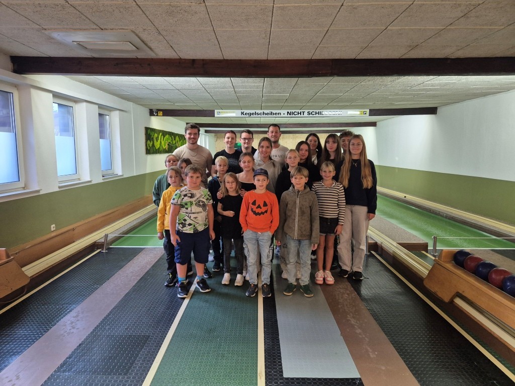Jugendzusammenkunft mit Kegeln