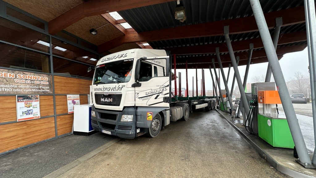 LKW beschädigte Tankstelle